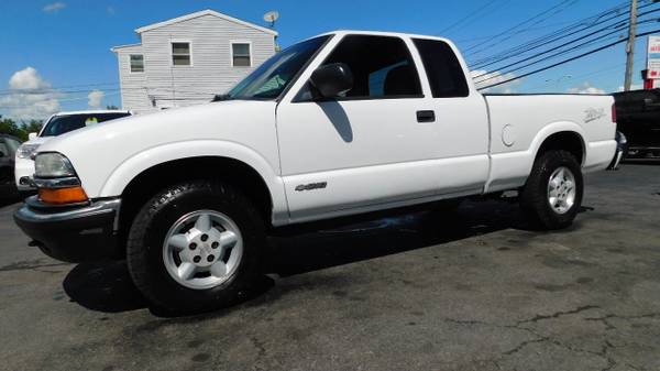 2002 Chevy Chevrolet S10 LS 3dr Extended Cab 4WD SB pickup White for sale in Hudson, NY – photo 5