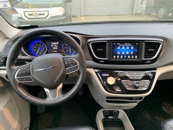 2018 Chrysler Pacifica Touring L Passenger Van for sale in Seattle, WA – photo 4