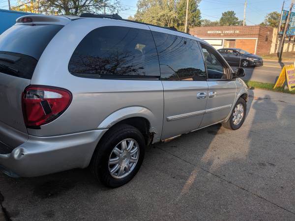 2005 Chrysler Town and country for sale in Akron, OH – photo 4