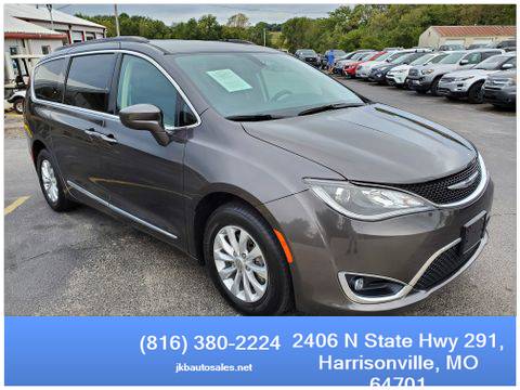2017 Chrysler Pacifica FWD Touring-L Minivan 4D Trades Welcome Financi for sale in Harrisonville, MO