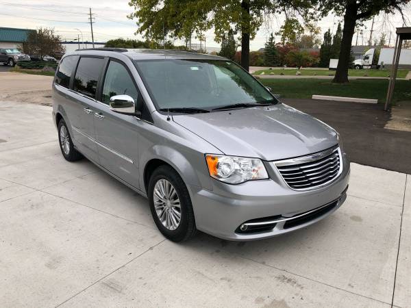2016 Chrysler Town & Country for sale in Livonia, MI – photo 3