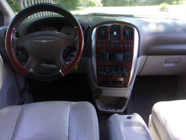 2005 Chrysler Town Country Limited for sale in High Point, NC – photo 15