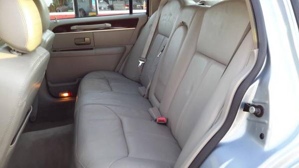 2006 Lincoln Town Car Signature Limited 4dr Sedan - SUPER CLEAN!... for sale in Wakefield, MA – photo 11