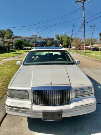 1997 Lincoln town car only 157kmiles must sell $2250 obo - cars &... for sale in Kenner, LA
