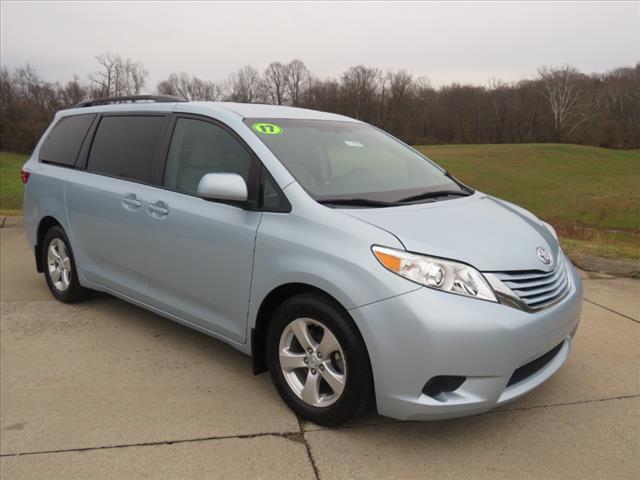 2017 Toyota Sienna LE for sale in Parkersburg , WV