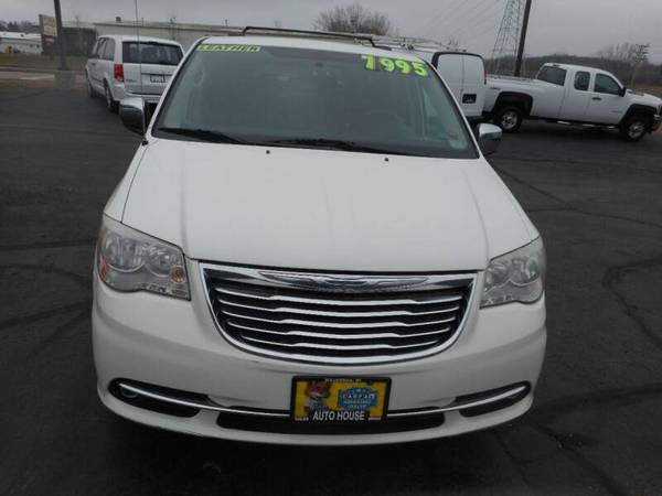 2011 Chrysler Town and Country Touring L leather pw doors loaded for sale in Waukesha, WI – photo 3