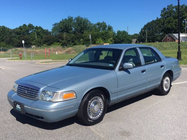 2002 FORD CROWN VICTORIA ONE OWNER for sale in Chesapeake , VA