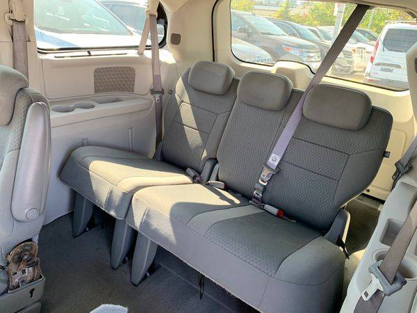 2009 Chrysler Town Country Touring - Guaranteed Approval-Drive Away To for sale in Oregon, OH – photo 11