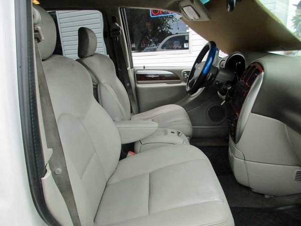 2005 Chrysler Town & Country Limited white for sale in Louisville, KY – photo 5