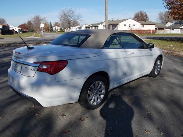 2014 Chrysler 200 convt. Like new, mint. - cars & trucks - by owner... for sale in Buffalo, NY – photo 6