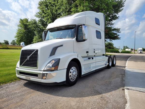 2018 VOLVO LEASE-TO-BUY I-SHIFT AUTO SEMI TRUCK - - by for sale in Saint Louis, MO – photo 3
