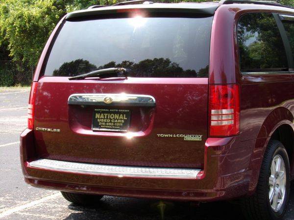 2009 Chrysler Town Country Touring for sale in Madison , OH – photo 17