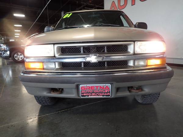 2001 Chevrolet S-10 AUTO 4.3L V6 CREW CAB LS 4X4 LOW MILES 104K, Lt. G for sale in Gretna, IA – photo 3