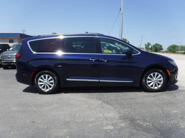 2017 Chrysler Pacifica FWD Touring-L Minivan 4D Trades Welcome Financi for sale in Harrisonville, MO – photo 11