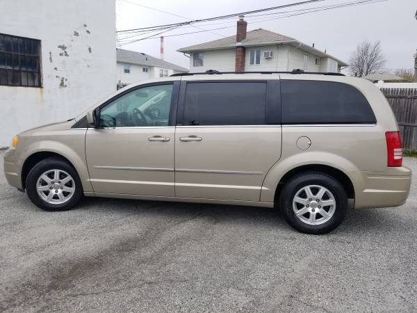 2009 Chrysler Town & Country Touring for sale in Island Park, NY – photo 3