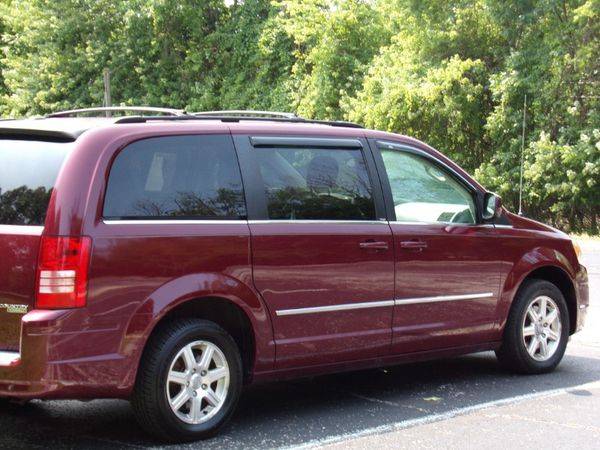 2009 Chrysler Town Country Touring for sale in Madison , OH – photo 14