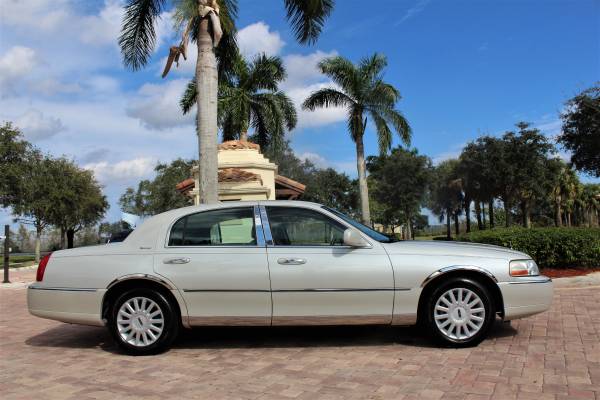 2005 Lincoln Town Car Signature 1 Owner - cars & trucks - by dealer... for sale in Royal Palm Beach, FL – photo 3