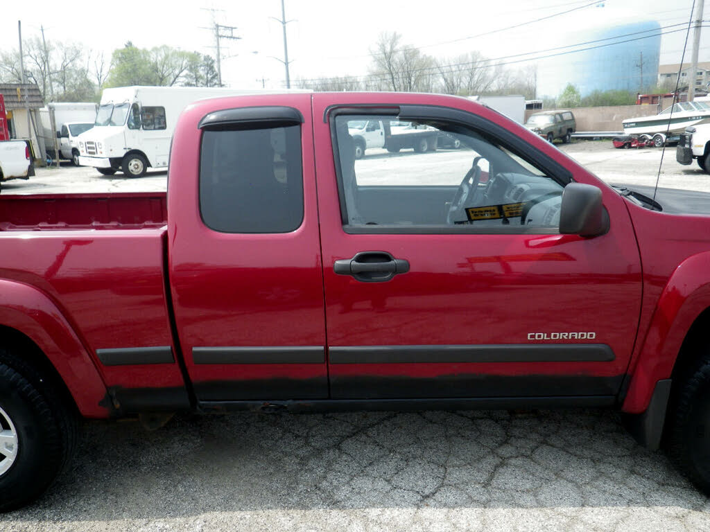 2004 Chevrolet Colorado Z71 LS Extended Cab 4WD for sale in WAUKEGAN, IL – photo 2