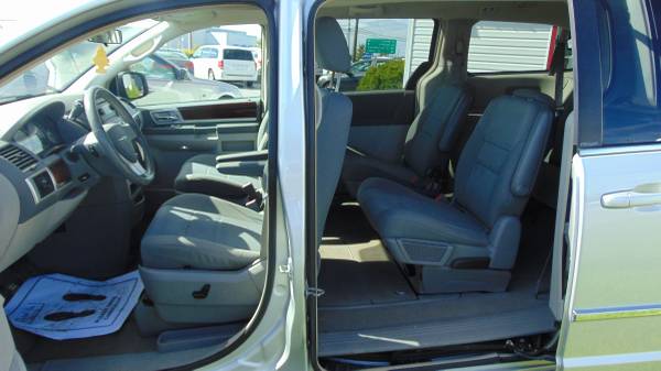 2010 CHRYSLER TOWN & COUNTRY LOADED ALL POWER OPTIONS PRICED TO SELL for sale in Watertown, NY – photo 7