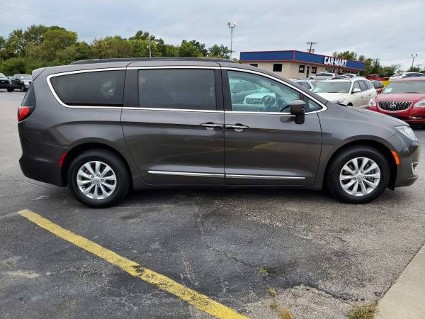 2017 Chrysler Pacifica FWD Touring-L Minivan 4D Trades Welcome Financi for sale in Harrisonville, KS – photo 6