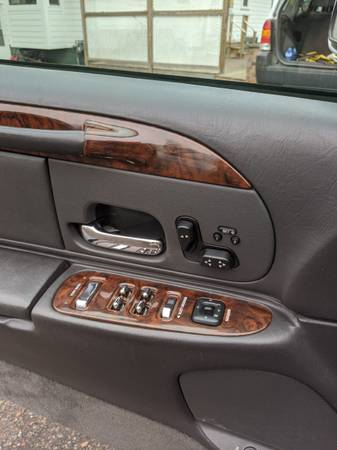 Lincoln Town Car 2000 - cars & trucks - by owner - vehicle... for sale in Thorp, WI – photo 7