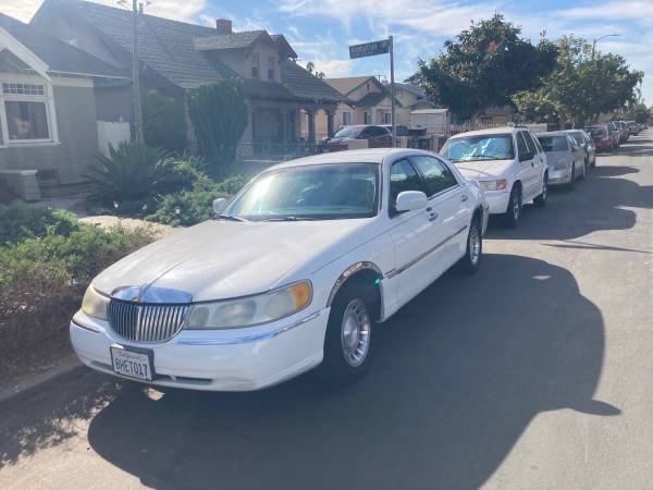 Lincoln Town Car 2001 White Clean 141K for sale in Other, CA