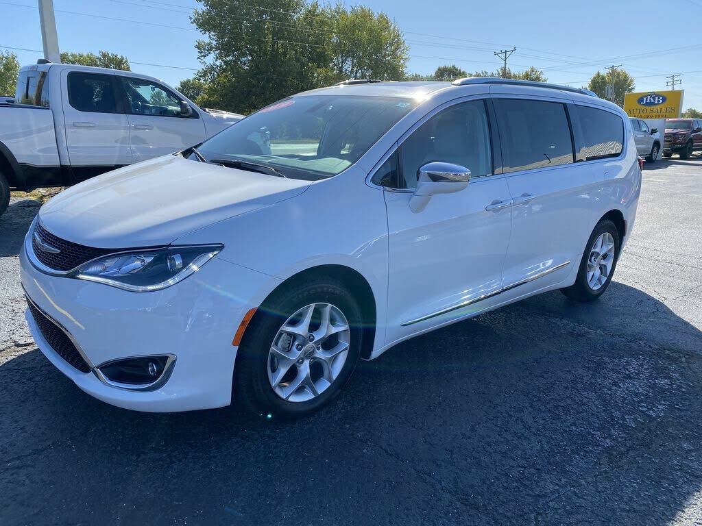 2020 Chrysler Pacifica Limited FWD for sale in Harrisonville, MO