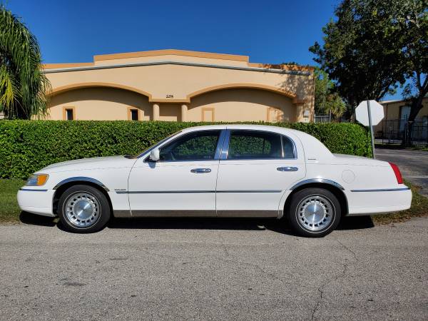 1998 Lincoln Town car Executive Model with very low miles @ (84,000)... for sale in Fort Myers, FL – photo 4