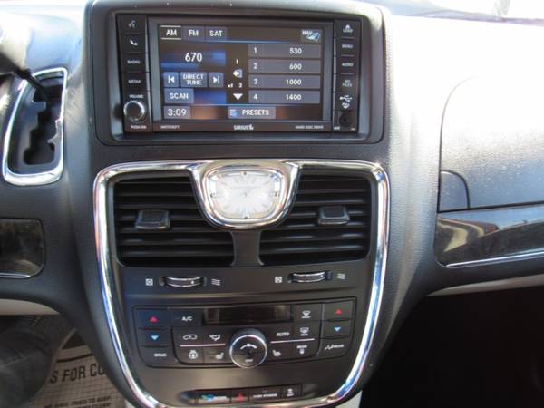 2013 Chrysler Town & Country Touring L for sale in Grayslake, IL – photo 19