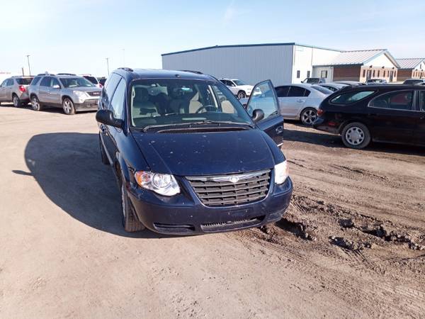 **CHEAP LOADED VAN** 2006 Chrysler Town & Country **WONT LAST LONG!** for sale in West Fargo, ND – photo 2