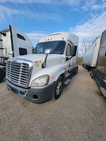 2014 Cascadia Evolution low miles DD15 10 speed manual - cars & for sale in Chicago heights, IL – photo 2