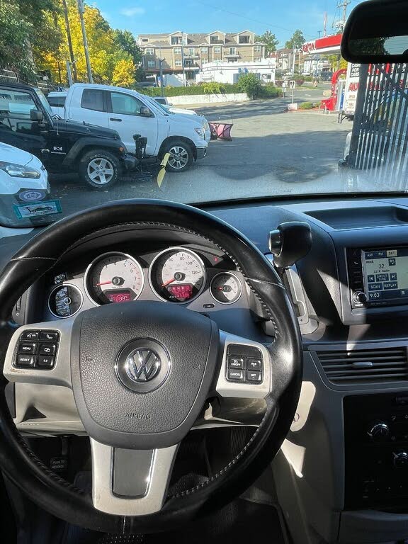 2011 Volkswagen Routan SE with RSE and Nav for sale in Elizabeth, NJ – photo 9