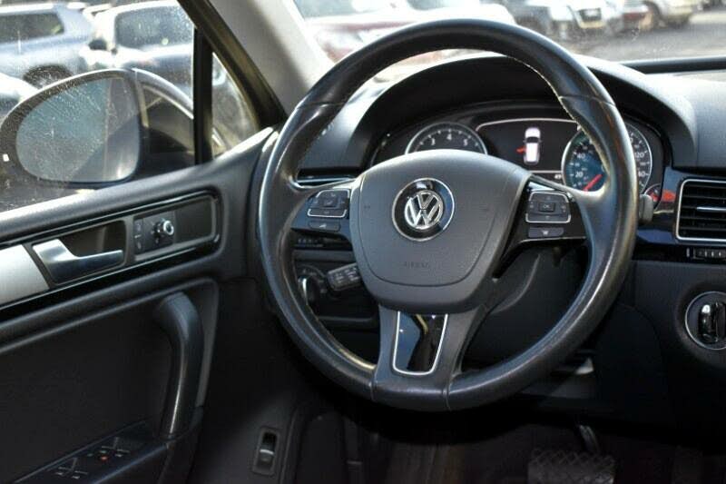 2011 Volkswagen Touareg VR6 Sport for sale in CRESTWOOD, IL – photo 11