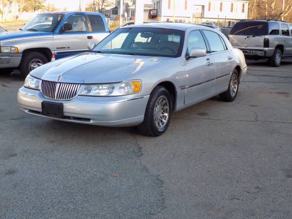 2001 LINCOLN TOWN CAR SIGNAT - - by dealer - vehicle for sale in Brockton, MA