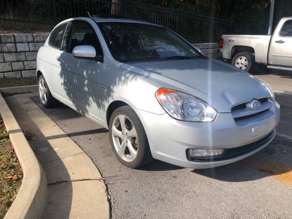 2010 Hyundai Accent SE hatchback Platinum Silver Metallic + Pearl for sale in Fayetteville, AR – photo 3