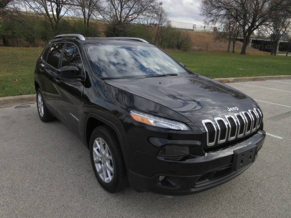 2018 JEEP CHEROKEE LATITUDE PLUS LOW 25000 MILES CLEAN $16500 - cars... for sale in Park Ridge, WI – photo 3