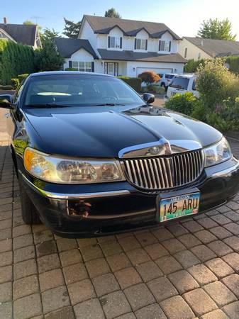 1998 Lincoln Town Car Signature; 1 Family Owned - - by for sale in Klamath Falls, OR – photo 2
