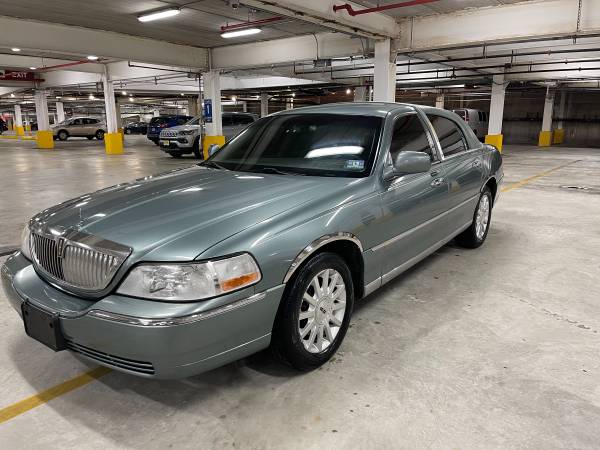 2006 Lincoln town car low miles for sale in Paterson, NJ