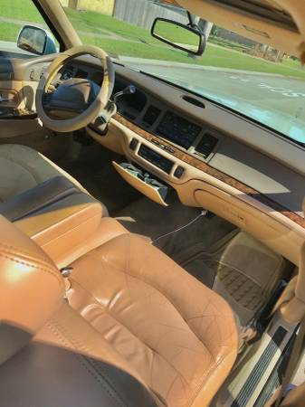 1997 Lincoln town car only 157kmiles must sell $2250 obo - cars &... for sale in Kenner, LA – photo 2