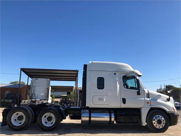 2013 FREIGHTLINER CASCADIA 125 ** AVAILABLE FINANCING ** for sale in Houston, TX – photo 8
