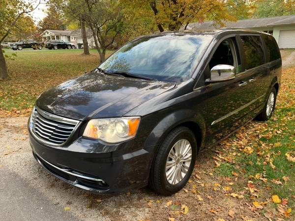 2013 Chrysler town country limited for sale in Dublin, OH – photo 14