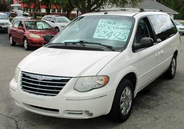 2005 Chrysler Town & Country Limited white for sale in Louisville, KY – photo 6