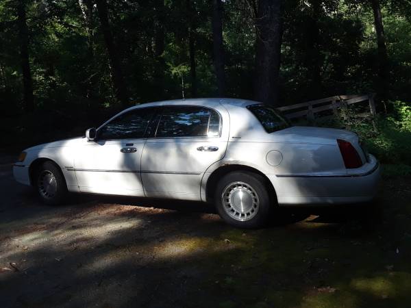 2000 Lincoln Town Car for sale in Ashland , MA