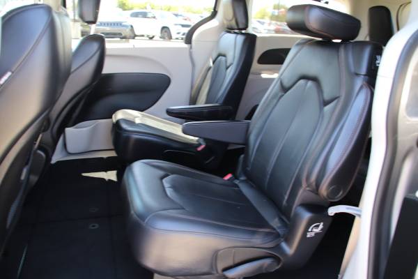 2018 Chrysler Pacifica Touring L Minivan van Silver/ Detail for sale in Pleasanton, CA – photo 6