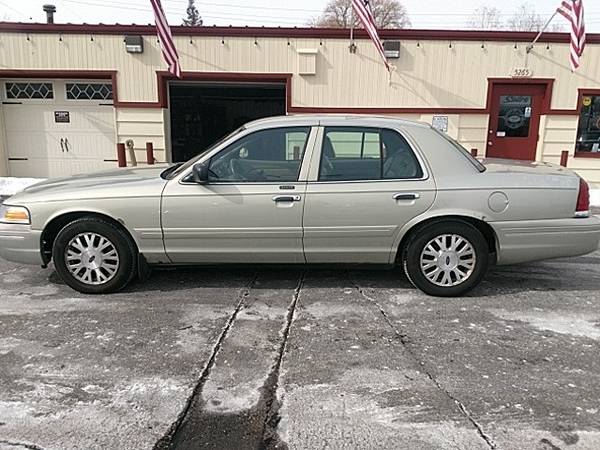 2003 Ford Crown Victoria LX for sale in Greenfield, WI – photo 8