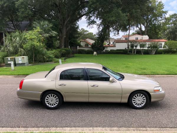 2005 Lincoln Town Car Very Clean No issues Clean title - cars & for sale in Jacksonville, FL – photo 4