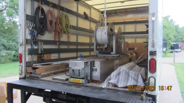 2006 Isuzu NPR 14 Box Truck 6 0L Gas GMC & 5 Ironman Gutter for sale in Middletown, OH – photo 10