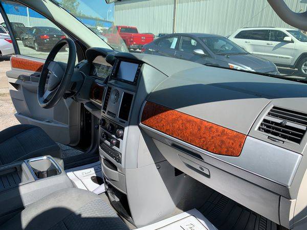 2009 Chrysler Town Country Touring - Guaranteed Approval-Drive Away To for sale in Oregon, OH – photo 13
