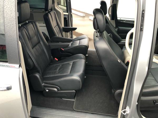 2016 Chrysler Town & Country for sale in Livonia, MI – photo 8