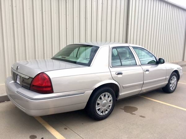 2006 Mercury Grand Marquis // 45k MILES! // 1-OWNER CLEAN CARFAX for sale in Clearwater, KS – photo 4